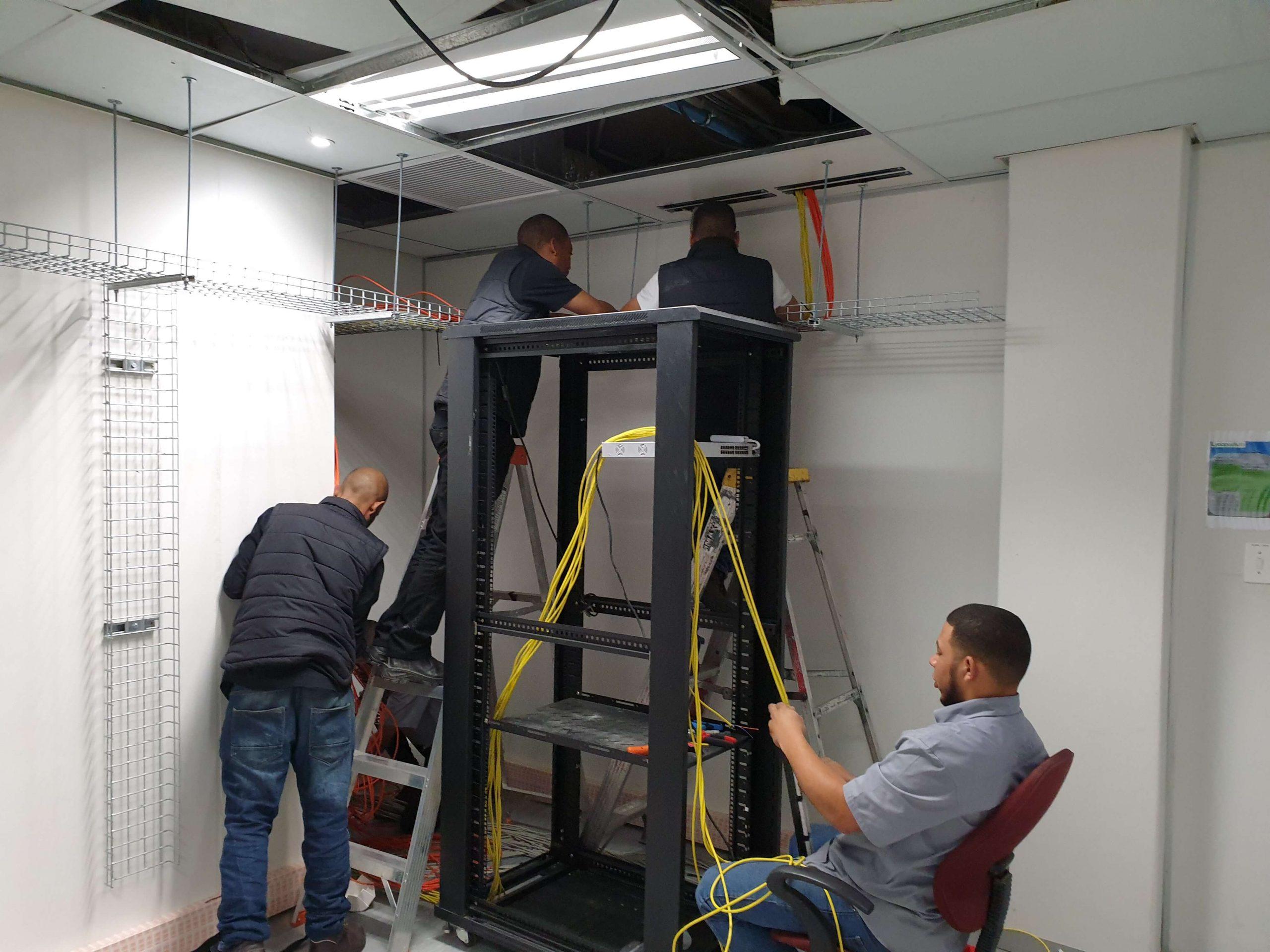 Data centre rack installation with structured cabling