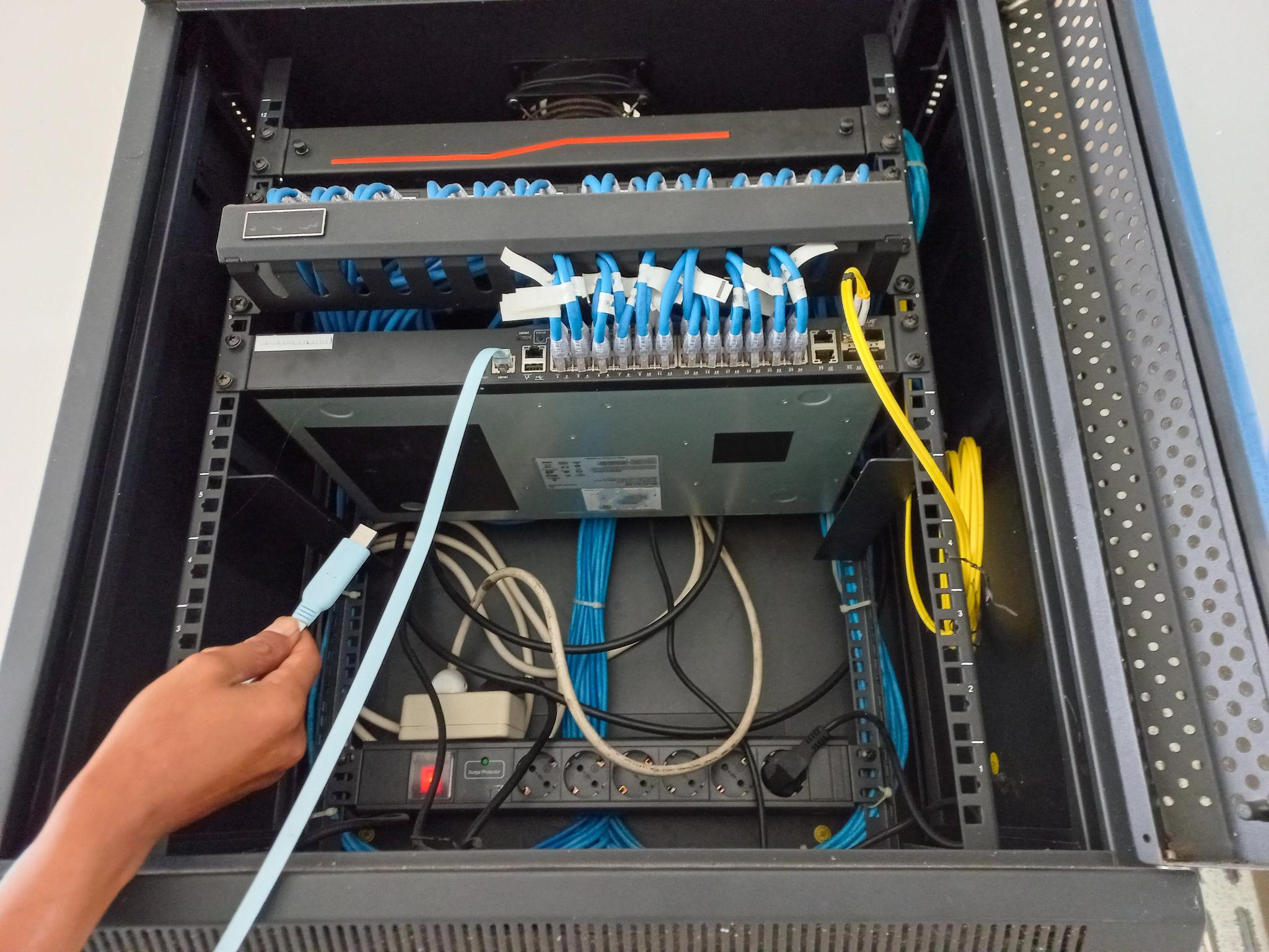 Neat rack cabling with fibre and ethernet patch cables