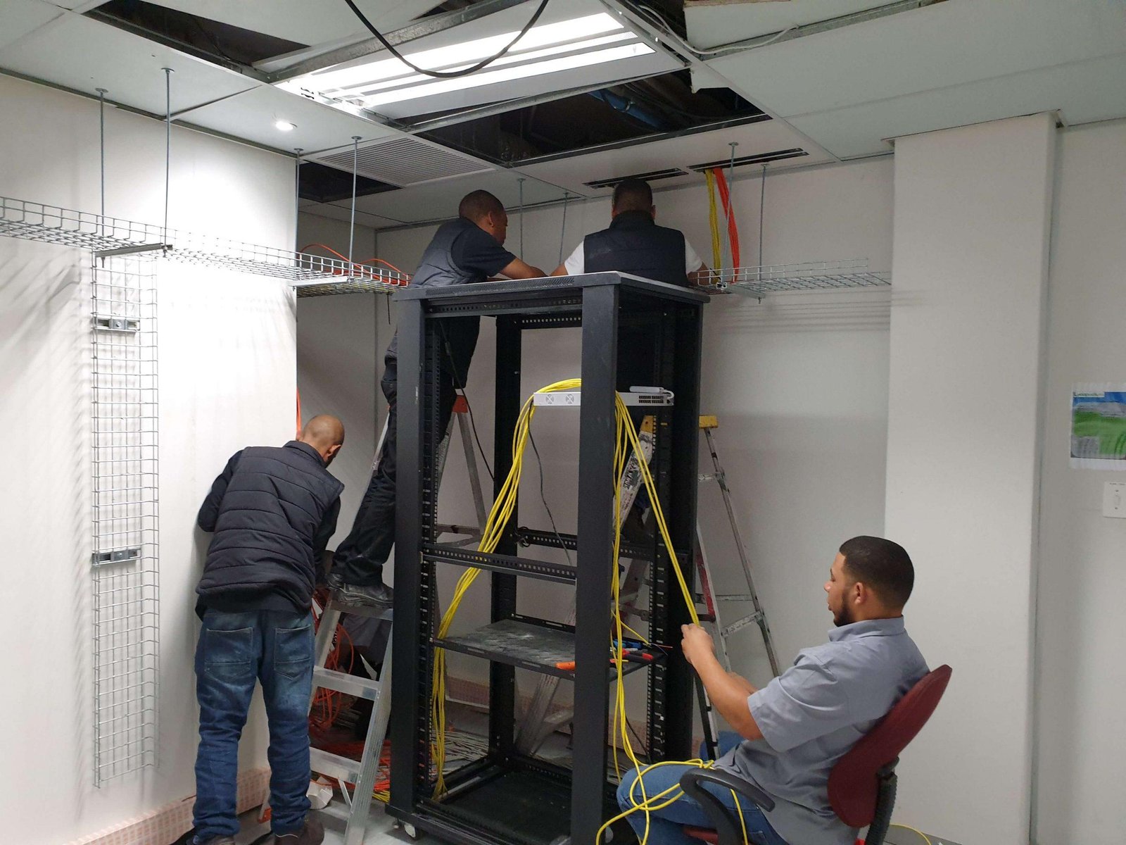 Data centre rack installation with structured cabling