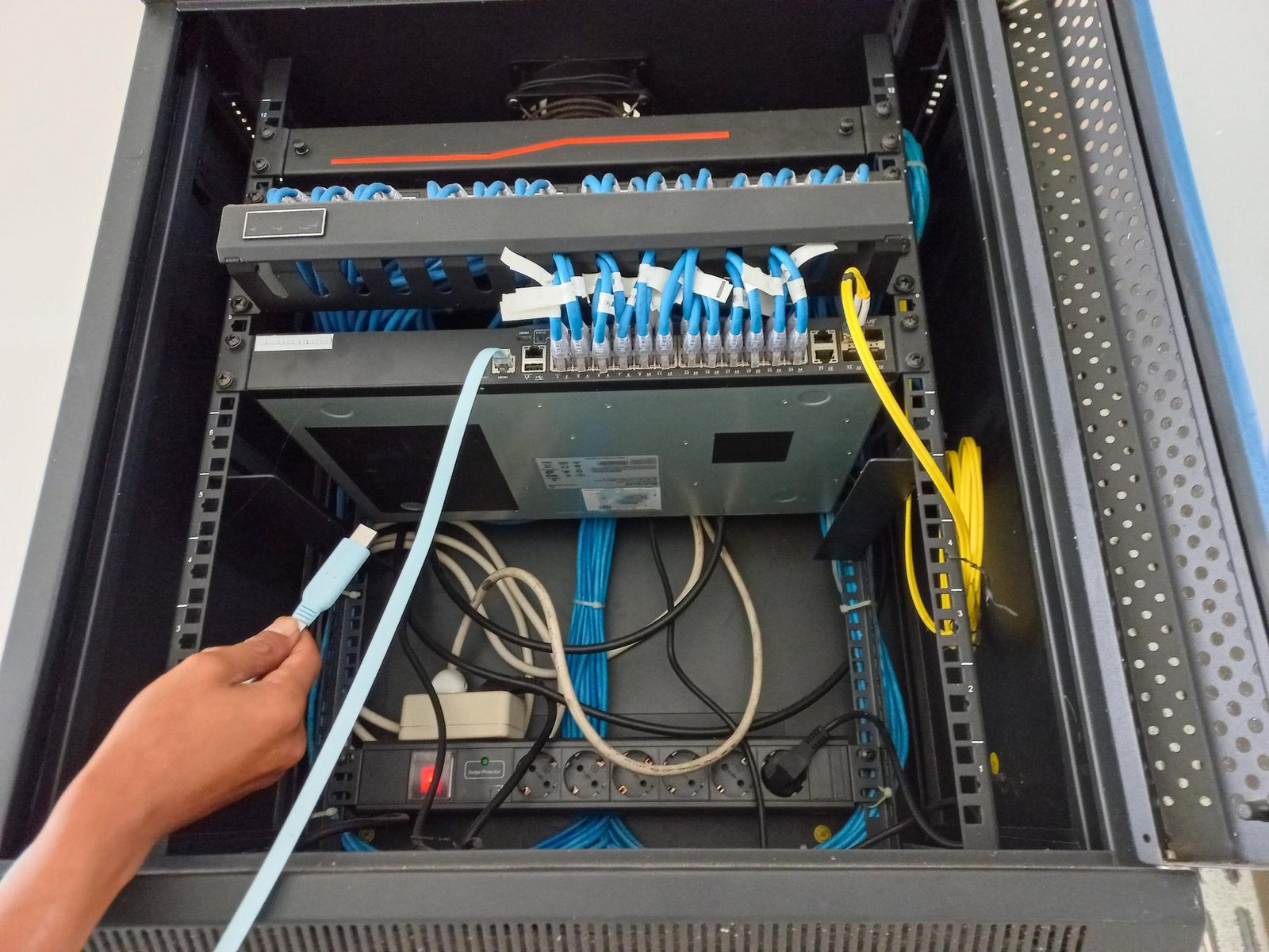 Neat rack cabling with fibre and ethernet patch cables